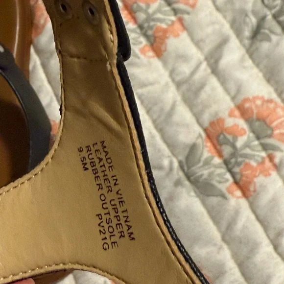 Michael Kors Black and Tan Women's Sandals - Picture 4 of 4